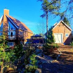 Amazing 3-bedroom entire Chalet-Sauna+lakeview+Spa+BBQ(Best place to relax)