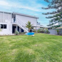 Five Pines Beach House at Birubi 20 Robinson St pet friendly aircon and WiFi
