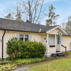 Beautiful Home In Hyltebruk With Lake View