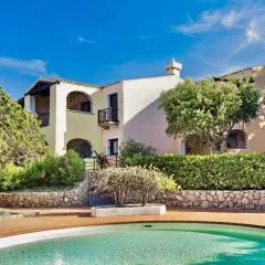 Residence con piscina a Liscia di Vacca, 350 mt dal mare, 3 km da Porto Cervo