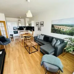 BL City View Apartment, 24hr Self Check-in, Free Private Parking, Panoramic View from Balcony, 5-minute walk to City Centre