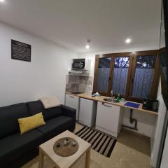 Studio bien équipé et indépendant avec véranda commune