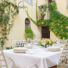 Corte Paolina - charming courtyard inside Lucca