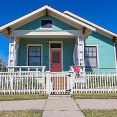 The Old Flamingo Vibrant Bungalow just 2 mins from the beach