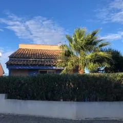 De la Clape à la mer mon petit pavillon labellisé - f2- piscine commune - wifi gratuit- parking privé - arrivee autonome - 800 m plage - grande terrasse abritée vent -