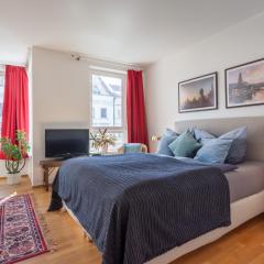 Stilvolles Studio in downtown Mitte, Boxspringbett, Balkon, Blick über Berlin auf den Himmel, zentrale Lage, Kiez vor der Haustür