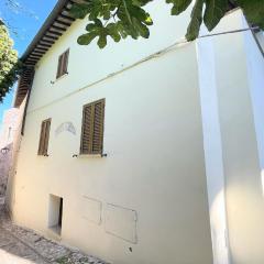 huge town house in Spoleto storico - car unnecessary - wifi - sleeps 10