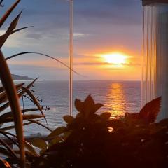 Apartamanto FRENTE AL MAR, un dormitorio con dos camas, mas otra cama abatible en el salon