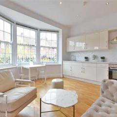 Luxury 3 Bed Apartment - HUGE OUTDOOR TERRACE & Amazing Transport Links