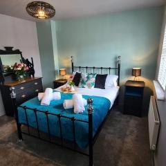 The Farrier's 3 bedroom comfy and cosy bolt hold close to Cannock town centre