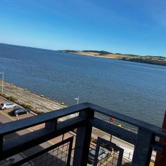 River View Apartment - Central Dundee - Free Private Parking - Sky & TNT Sports - Lift Access - Superfast WIFI - Quiet Neighbourhood - 2 Bathrooms - Amazing Views - Balcony & Courtyard - Long Stays Welcome