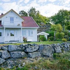 Beautiful Home In Farsund With 4 Bedrooms And Wifi