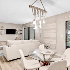 Lovely condo with pools, tennis, central AC, & washer/dryer - snowbird-friendly