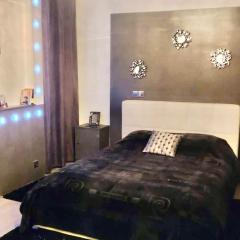 L'Entrée des Artistes Chambre avec terrasse et salle de bain- LAVALOC