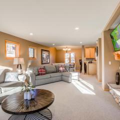 Crossroads Nordic Townhome: Spacious, On Bike Path