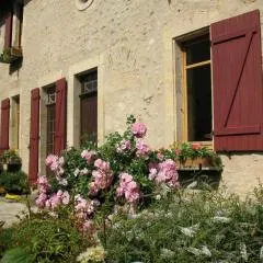 Maison du XVe restaurée avec cheminée, jardin clos et bar privé - FR-1-410-127