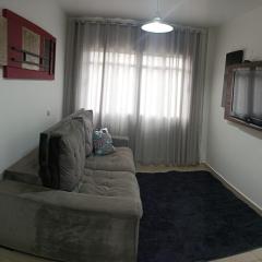 Apartamento amplo e acolhedor, garagem incluída.