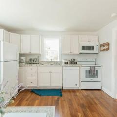 Cozy Farmhouse Apartment in Bristol 2 bed 1 bath