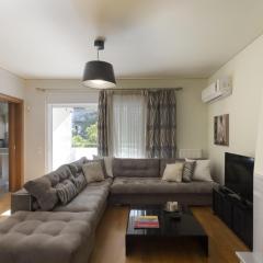 3BR Prime APT a breath away from the Acropolis!