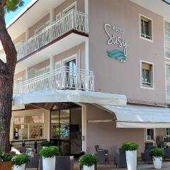 Hotel Susy - Ambienti rinnovati - direttamente su viale Dante e a due passi dal mare