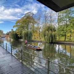 Spectacular River Views In The HEART of Cambridge