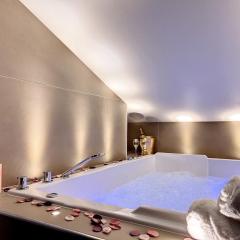 Cocon Blanc câlin avec Jacuzzi privatif - LoveRoom Insolite