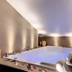 Cocon Blanc câlin avec Jacuzzi privatif - LoveRoom Insolite