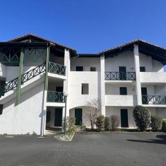 Studio Lilas à Cambo-Les-Bains : Terrasse, parking, proche thermes, Internet, animaux acceptés - FR-1-495-96