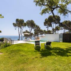 Luxury Villa in front of the beach POPETA