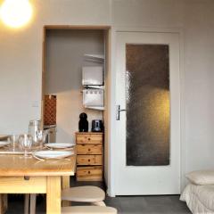 Studio cabine au pied des pistes, 4 couchages, plein centre, balcon exposé Ouest, parking proche - FR-1-330-554