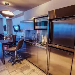 Luxury 53rd Flr Condo with Amazing Sunset View & Balcony NO ReFee at Palms Place