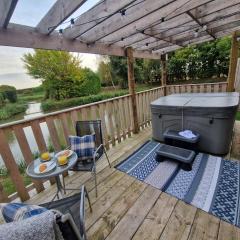 Wren - Luxury Shepherd's Hut with Hot Tub