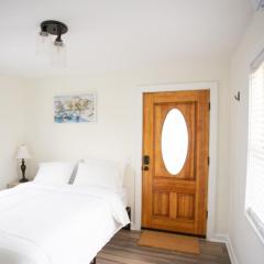 Cozy Studio - Blocks from the Ocean!