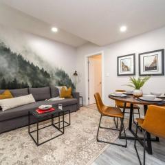 NEW, Mountain Chic Suite, Whyte Avenue, Netflix, WiFi, Sleeps 6