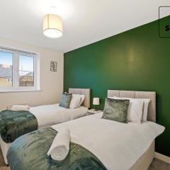 Lux 4 Bed Contractor x Relocator Apartment, 30 Percent Off Monthly Stays, FREE Multiple Parking Spaces, Super Fast WiFi, Streaming Services included, Close to A1