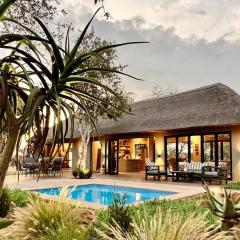 UMntla Lodge - Luxury Bushveld Villa with pool