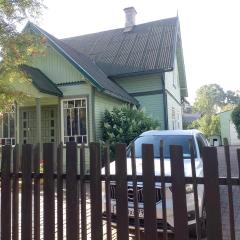 House, garden & sauna. Free parking. Train stop-200 m. Sea-1 km.