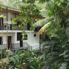 Riverside Apartments - Walk to the Beach in Santa Teresa! Newly Renovated!