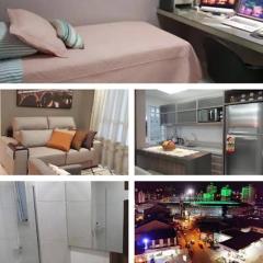 Quarto HOME OFFICE no CENTRO com Cama Box de solteiro - WIFI - TV - banheiro - Sala de Estar e cozinha - Apto compartilhado com Anfitriões experientes em hospedar - Superhost no BnB 5 estrelas