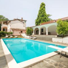 Exclusive 1970s villa with pool and garden by VacaVilla
