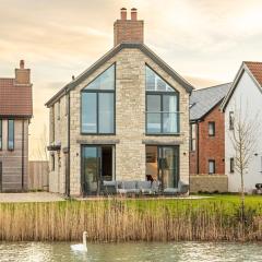 Lakeside property with spa access on a nature reserve Grays Cottage WI24