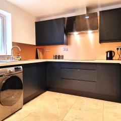 Spacious 6 Bedroom House, 4 Bathrooms, Central, 2 Parking Spaces