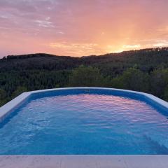 "Ca la calma" Cozy house in the mountains surrounded by forest