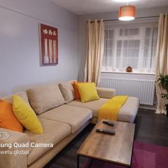 Poynters House - Huku Kwetu Luton & Dunstable - Spacious 2 Bedroom House-Private garden and parking