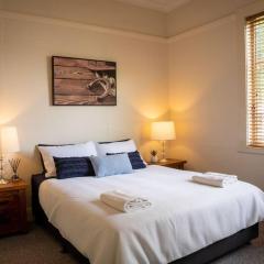 Blayney Retreat-Central & Comfortable