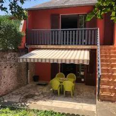 Joli appartement avec terrasse et jardin - vue sur montagne