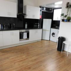 Comfortable 4 bed Apt in Paisley Next to Station
