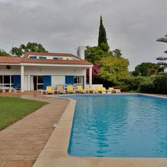 Villa Quadradinhos 3Q 4-bedroom villa with Private Pool AC Short Walk to Praca