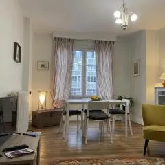 Appartement lumineux au cœur de Moulins avec balcon, parking et équipements complets - FR-1-489-398