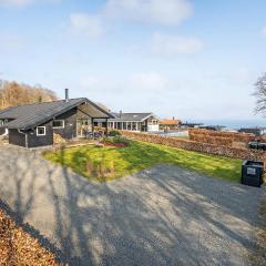 Beautiful Home In Juelsminde With Wifi